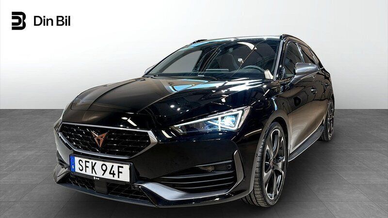 Svart (midnight black metallic) Begagnad 2024 Cupra Leon VZ Kombi | 399 900 kr (Marknadspris) - Bild 1/4