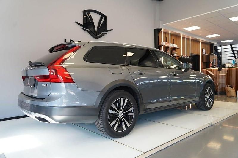 Begagnad Volvo V90 CC Momentum 191 HK (140 kW) 2019 Grå metallic Kombi