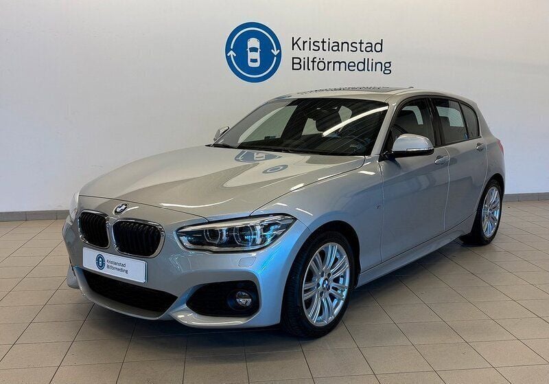 Silver Begagnad 2017 BMW 118 M Sport Halvkombi | 119 900 kr (Superpris) - Bild 1/4