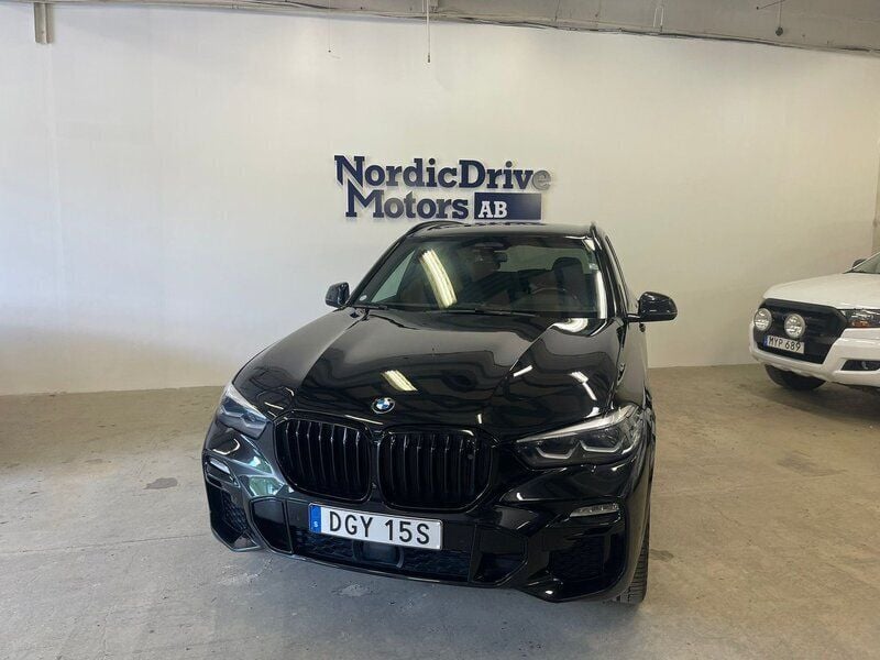 Svart Begagnad 2021 BMW X5 iPerformance SUV | 699 000 kr - Bild 1/4
