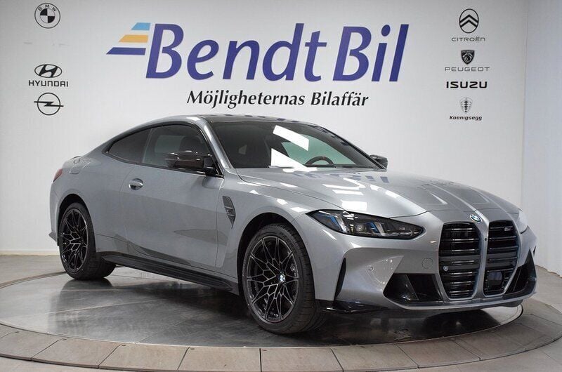Skyscraper grey metallic Begagnad 2024 BMW M4 Comfort Edition Sportkupé | 1 095 000 kr (Marknadspris) - Bild 1/3