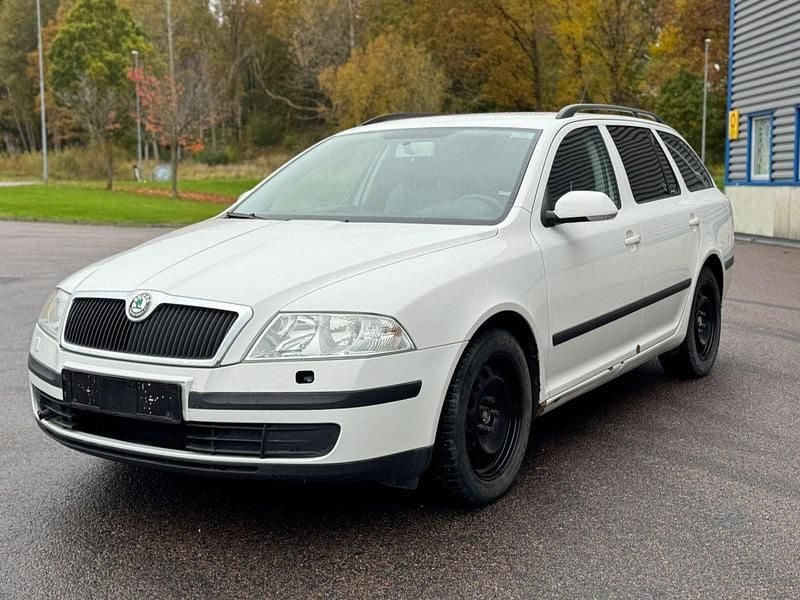 Vit Begagnad 2008 Skoda Octavia Kombi | 28 000 kr (Marknadspris) - Bild 1/4