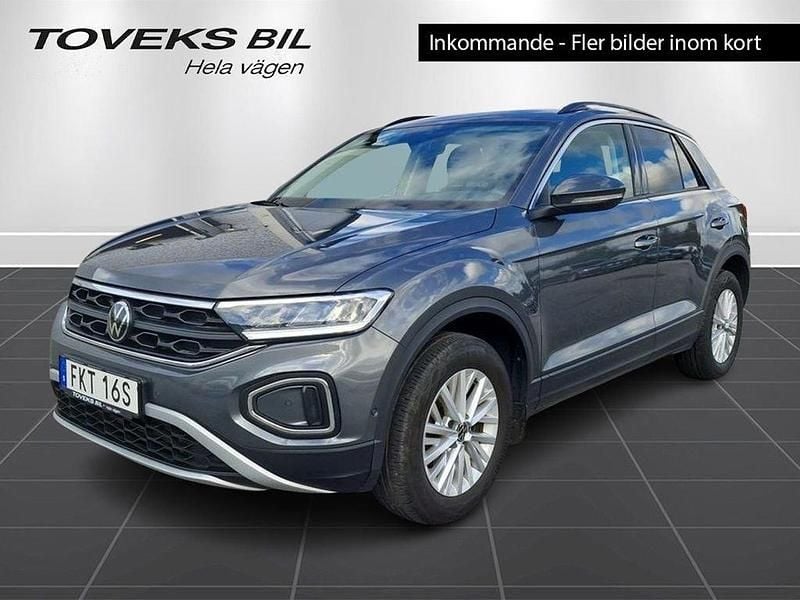 Grå (indium grey metallic) Begagnad 2023 VW T-Roc Life SUV | 289 900 kr (Marknadspris) - Bild 1/4
