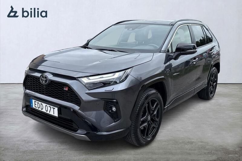 Mörkgrå Begagnad 2024 Toyota RAV4 Hybrid Sport SUV | 489 900 kr (Marknadspris) - Bild 1/3