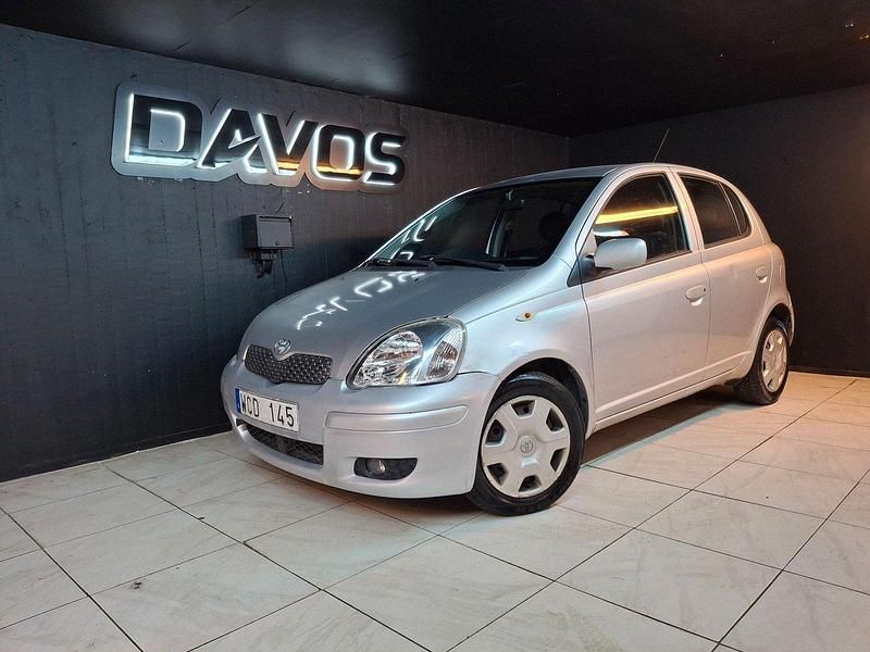 Silver Begagnad 2004 Toyota Yaris Halvkombi | 24 900 kr (Lite dyr) - Bild 1/4