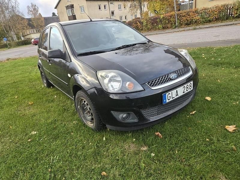 Begagnad Ford Fiesta 90 HK (66 kW) 2008 Svart Halvkombi
