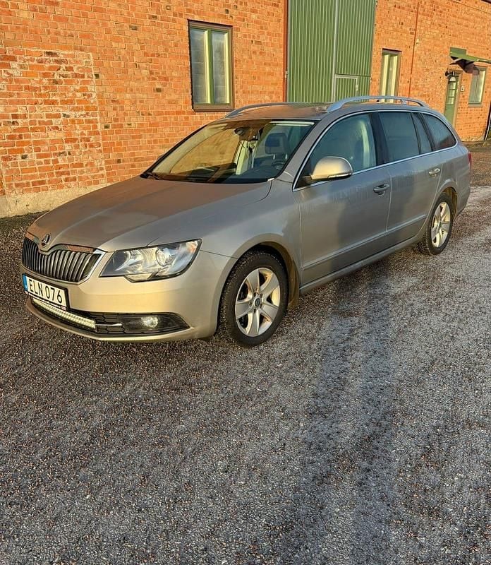 Beige Begagnad 2015 Skoda Superb Kombi | 80 000 kr (Bra pris) - Bild 1/4
