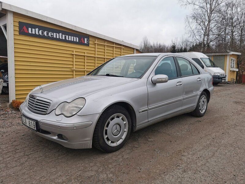 Ljusgrå Begagnad 2001 Mercedes C200 Elegance Sedan | 29 500 kr (Dyr) - Bild 1/4