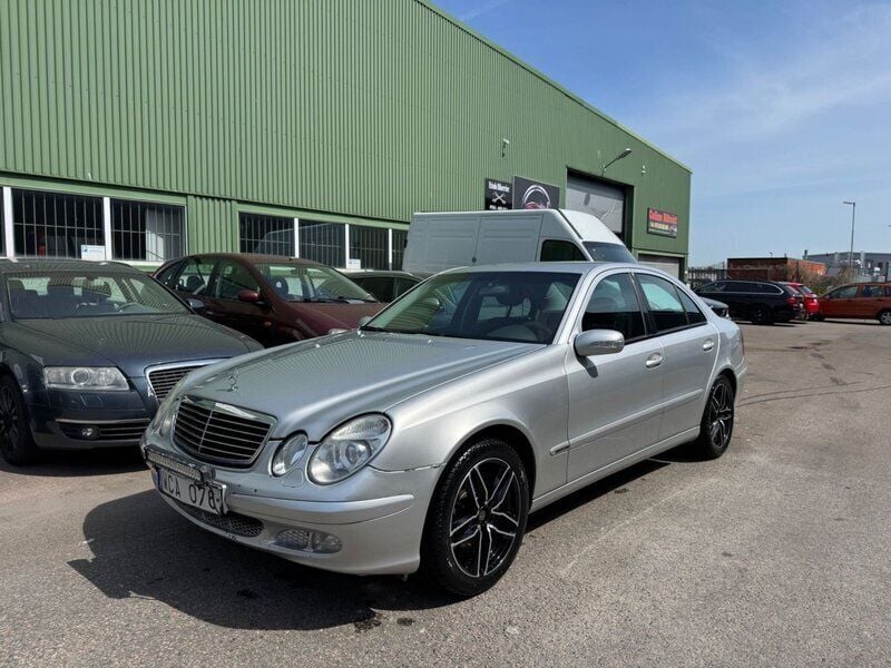 Begagnad Mercedes E200 164 HK (120 kW) 2004 Silver Sedan