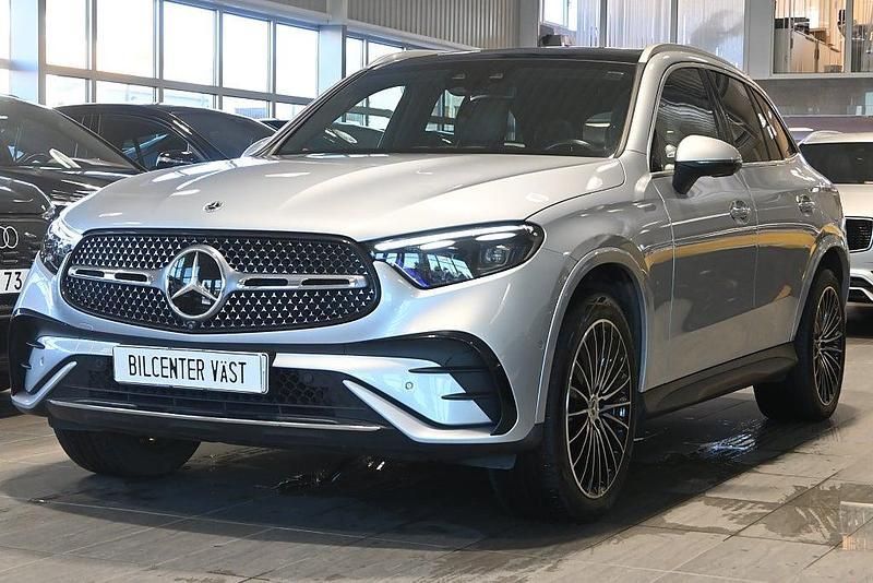 Silver Begagnad 2023 Mercedes GLC300e AMG Line Premium Plus SUV | 669 000 kr (Lite dyr) - Bild 1/4