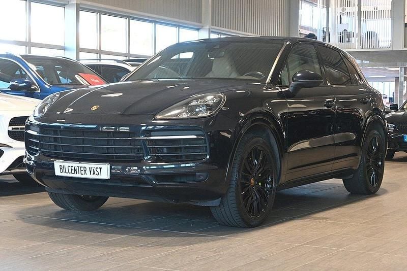 Mörkblå Begagnad 2019 Porsche Cayenne SUV | 589 000 kr (Marknadspris) - Bild 1/4