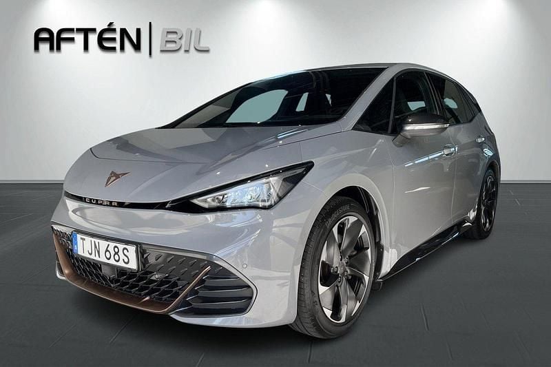 Ljusgrå (grå) Begagnad 2022 Cupra Born e-Boost Halvkombi | 268 000 kr (Marknadspris) - Bild 1/3