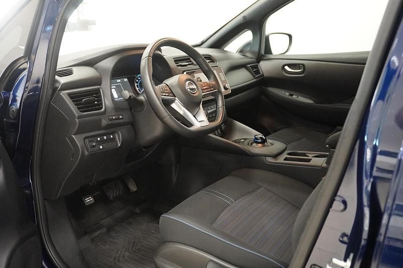 Begagnad Nissan Leaf Acenta 110 kW (150 HK) 2023 Mörkblå Halvkombi