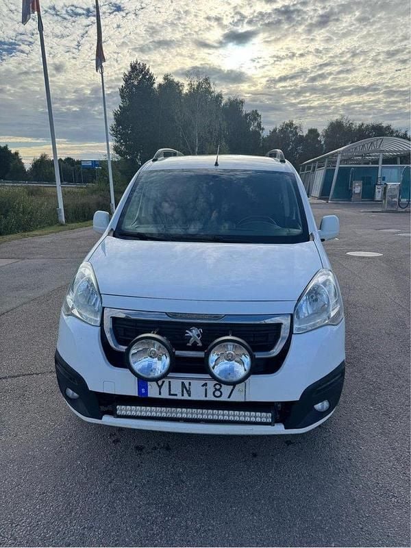 Vit Begagnad 2017 Peugeot Partner Minibuss | 65 000 kr (Marknadspris) - Bild 1/4