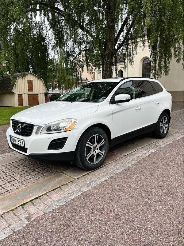 Vit Begagnad 2013 Volvo XC60 Momentum SUV | 129 900 kr (Bra pris) - Bild 1/4