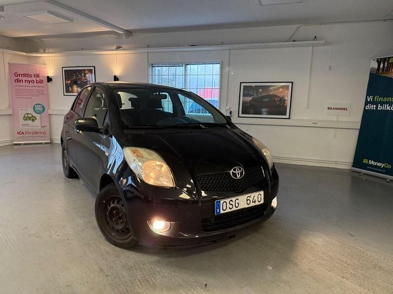 Svart Begagnad 2005 Toyota Yaris Halvkombi | 34 900 kr (Marknadspris) - Bild 1/4