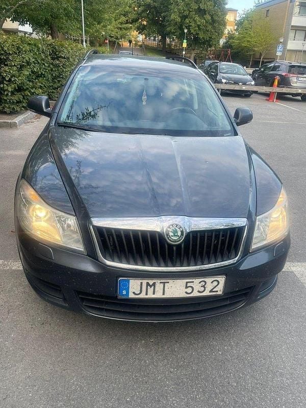 Grå Begagnad 2011 Skoda Octavia Ambiente Kombi | 35 000 kr (Superpris) - Bild 1/4