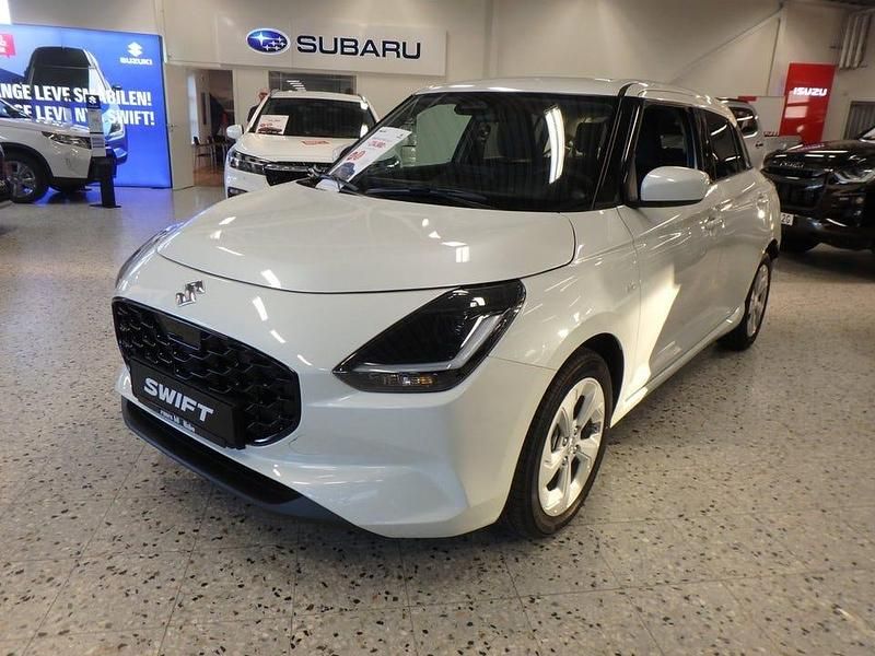 Vit Ny 2025 Suzuki Swift Halvkombi | 234 900 kr (Marknadspris) - Bild 1/4