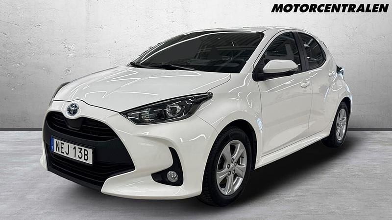 Vit Begagnad 2022 Toyota Yaris Hybrid Halvkombi | 209 000 kr (Marknadspris) - Bild 1/2