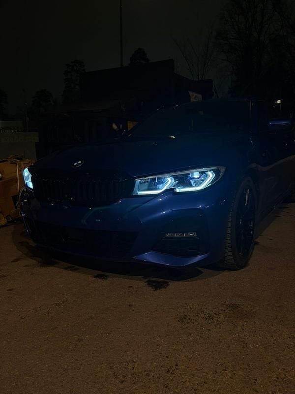 Portimau blue metallic (c31) Begagnad 2020 BMW 320 M Sport Kombi | 345 900 kr (Lite dyr) - Bild 1/4