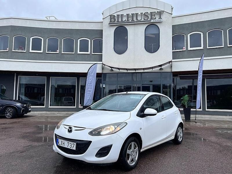 Vit Begagnad 2011 Mazda 2 Halvkombi | 69 900 kr (Dyr) - Bild 1/3