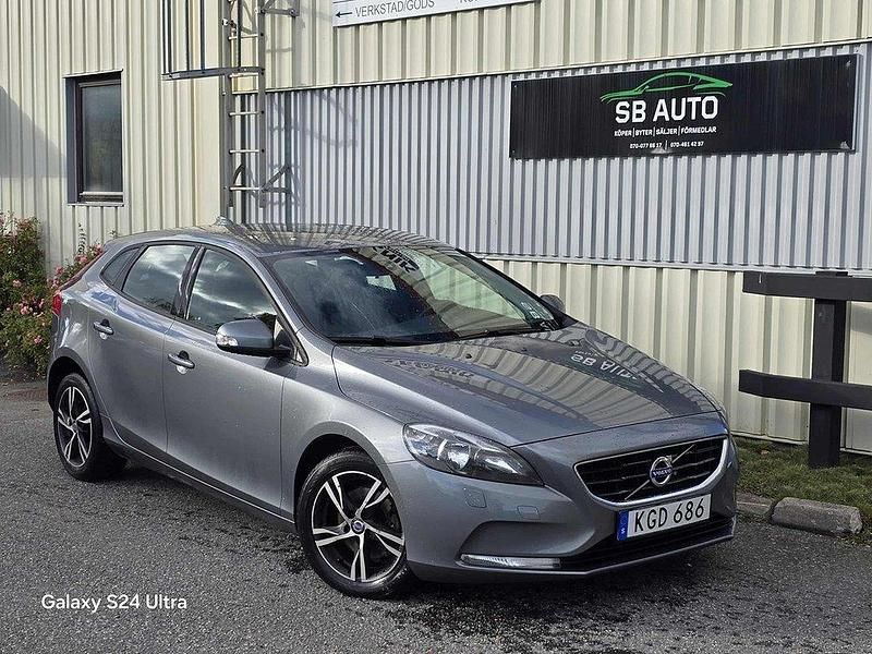 Grå Begagnad 2014 Volvo V40 Kinetic Kombi | 109 900 kr (Marknadspris) - Bild 1/4
