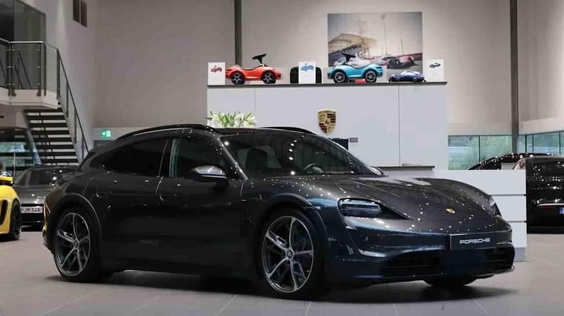 Grå Begagnad 2023 Porsche Taycan Cross Turismo Sedan | 795 000 kr - Bild 1/1