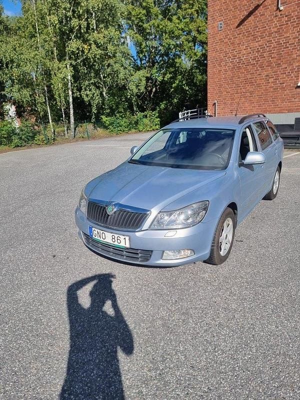Blå Begagnad 2010 Skoda Octavia Kombi | 75 000 kr (Marknadspris) - Bild 1/4