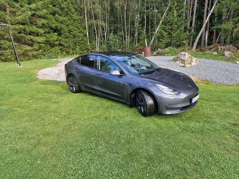 Grå Begagnad 2021 Tesla Model 3 Long Range AWD Sedan | 290 471 kr (Dyr) - Bild 1/4