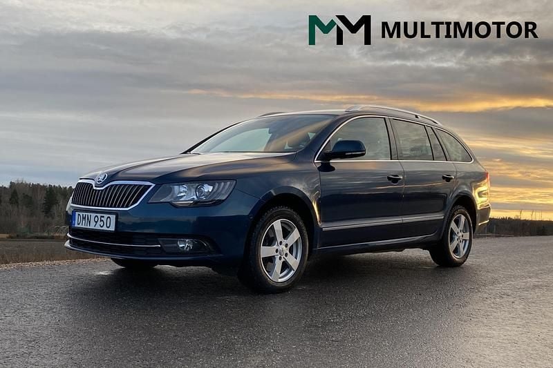 Mörkblå (blå) Begagnad 2015 Skoda Superb Elegance Kombi | 119 900 kr (Lite dyr) - Bild 1/4