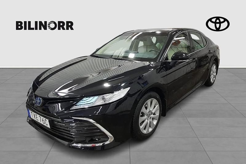 Svart Begagnad 2021 Toyota Camry Hybrid Executive Sedan | 284 900 kr (Bra pris) - Bild 1/4