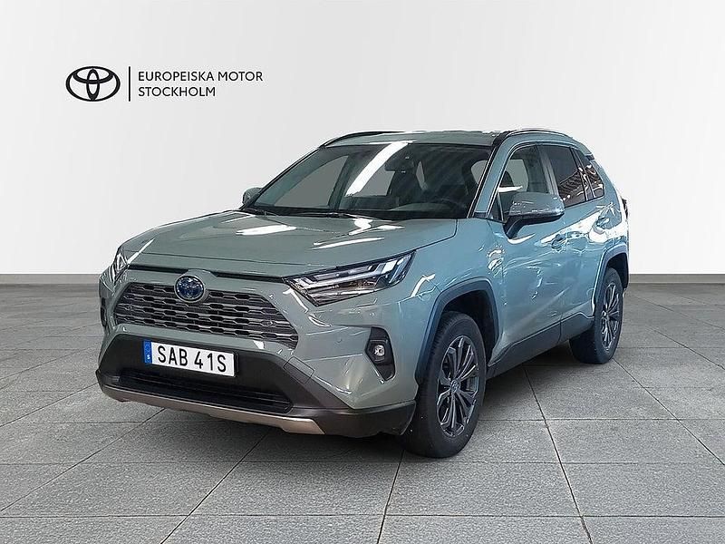 Grön Begagnad 2024 Toyota RAV4 Hybrid Executive SUV | 429 900 kr (Marknadspris) - Bild 1/4