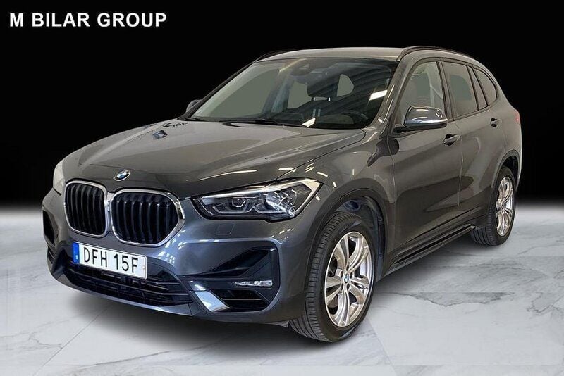 Grå Begagnad 2019 BMW X1 Sport Line SUV | 259 000 kr (Marknadspris) - Bild 1/4