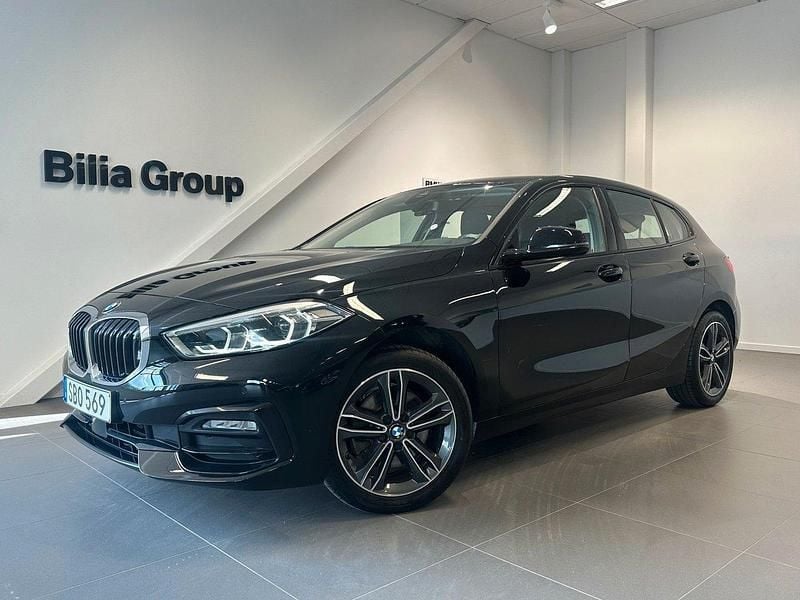 Svart Begagnad 2021 BMW 118 Sport Line Halvkombi | 229 000 kr (Marknadspris) - Bild 1/4