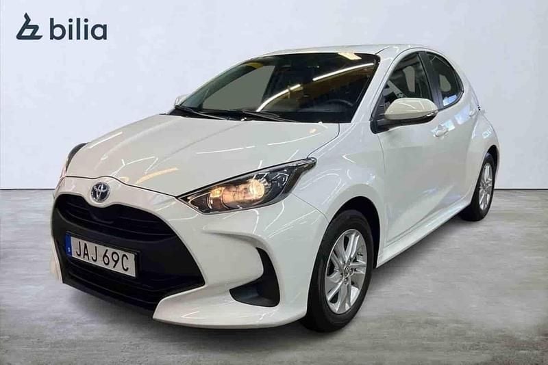 Begagnad Toyota Yaris Hybrid Active 117 HK (86 kW) 2023 Vit Halvkombi