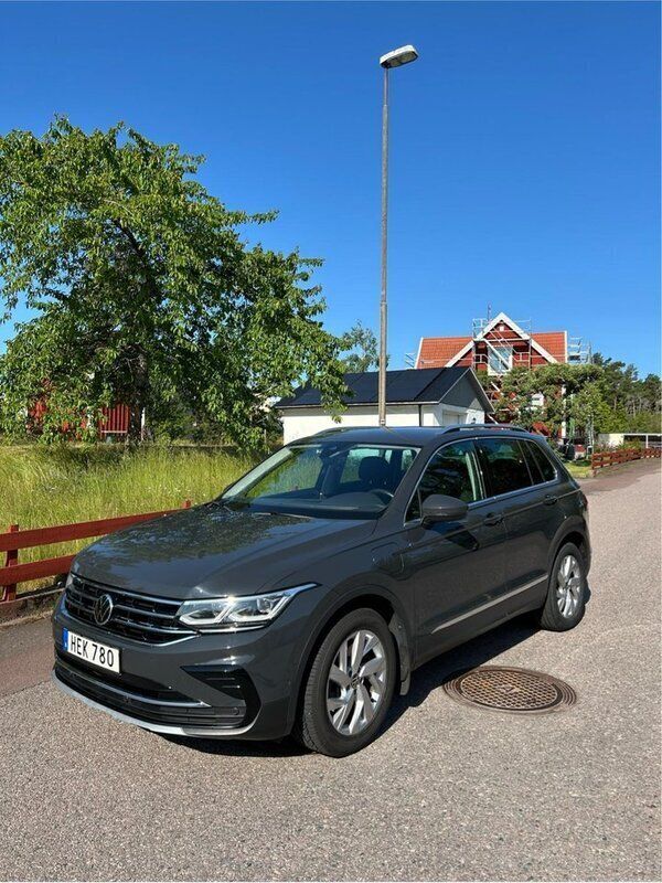 Grå Begagnad 2021 VW Tiguan Elegance SUV | 299 900 kr (Superpris) - Bild 1/4