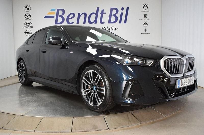 Svart Begagnad 2024 BMW i5 M Sport Sedan | 619 500 kr (Superpris) - Bild 1/4