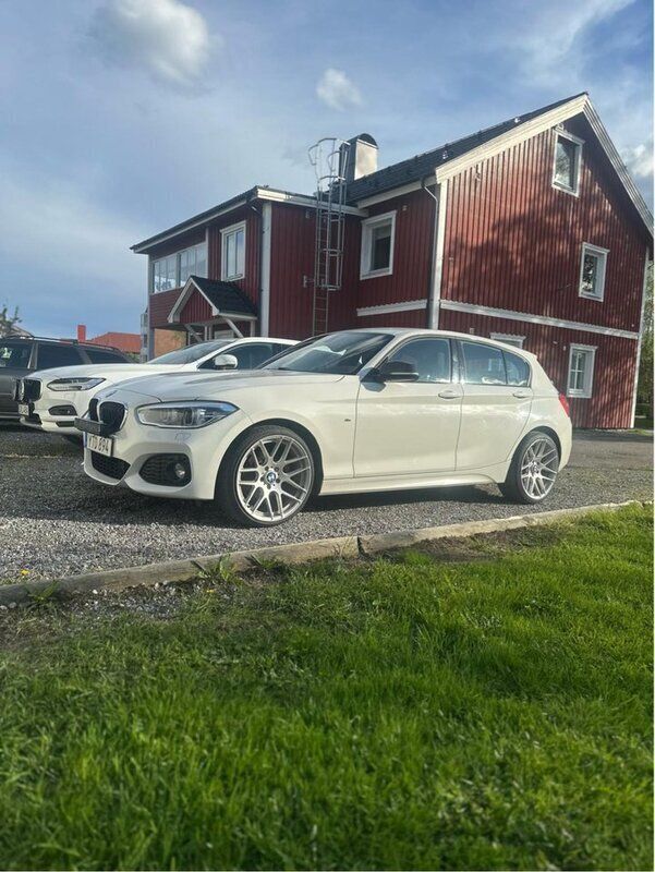Vit Begagnad 2018 BMW 118 M Sport Halvkombi | 169 900 kr (Marknadspris) - Bild 1/4