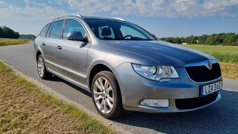 Silver Begagnad 2012 Skoda Superb Elegance Kombi | 79 000 kr (Marknadspris) - Bild 1/4
