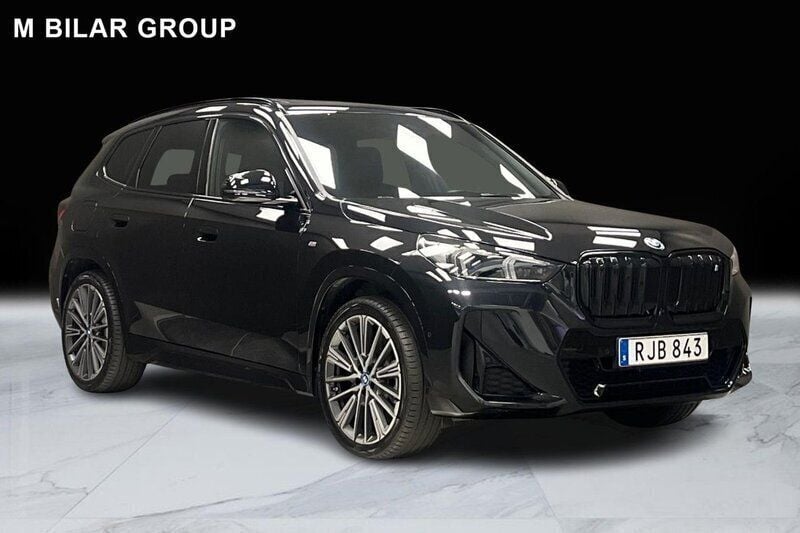Svart Begagnad 2023 BMW iX1 M Sport SUV | 569 000 kr (Marknadspris) - Bild 1/4