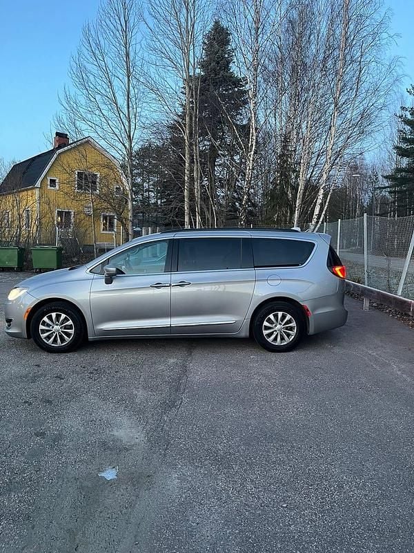 Begagnad 2017 Chrysler Pacifica Minibuss | 175 000 kr - Bild 1/4