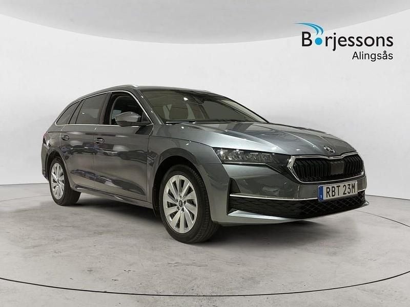 Grå Begagnad 2025 Skoda Octavia Selection Kombi | 299 900 kr (Bra pris) - Bild 1/4