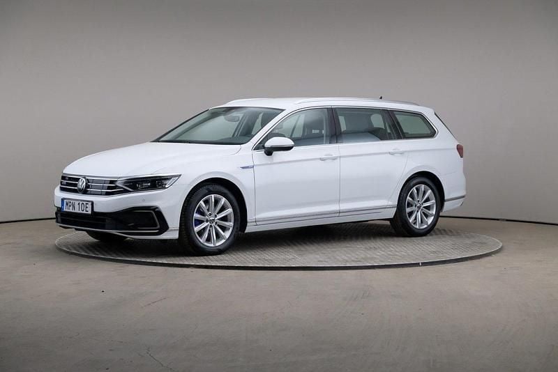 Vit (pure white) Begagnad 2020 VW Passat Executive Kombi | 209 000 kr (Bra pris) - Bild 1/4