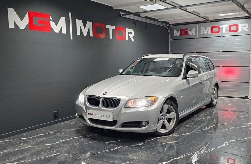 Ljusgrå Begagnad 2012 BMW 320 Kombi | 129 000 kr (Marknadspris) - Bild 1/4