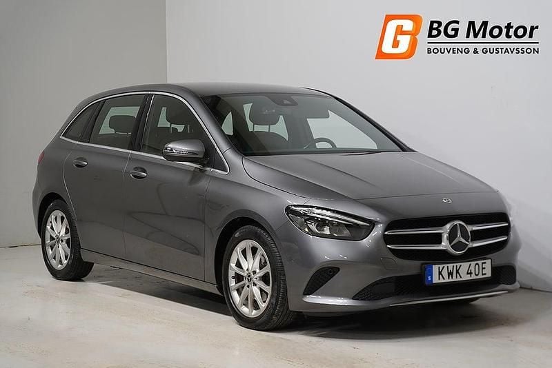 Grå Begagnad 2019 Mercedes B180 Minibuss | 218 900 kr (Marknadspris) - Bild 1/4