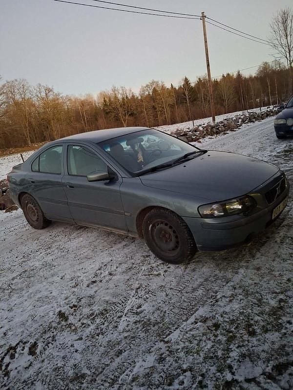 Begagnad 2004 Volvo S60 Sedan | 12 000 kr (Bra pris) - Bild 1/3