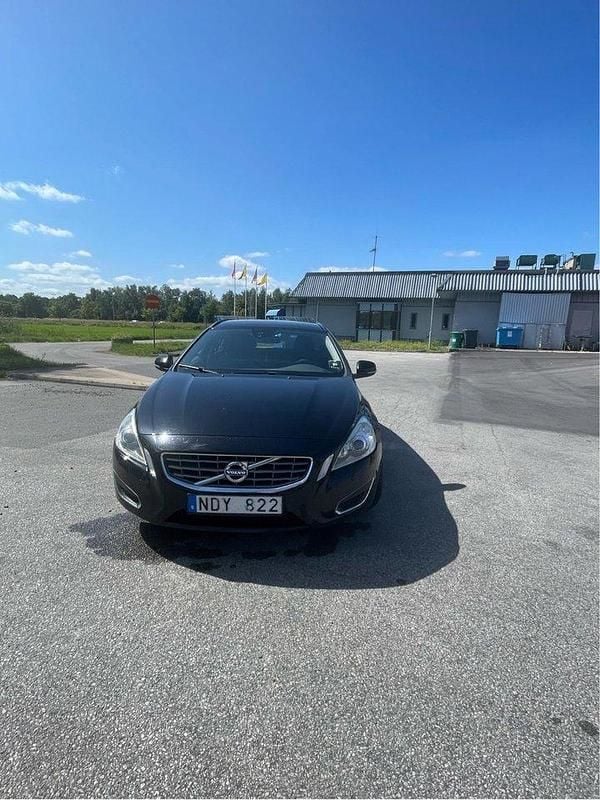 Svart Begagnad 2013 Volvo V60 Momentum Kombi | 110 000 kr (Bra pris) - Bild 1/4