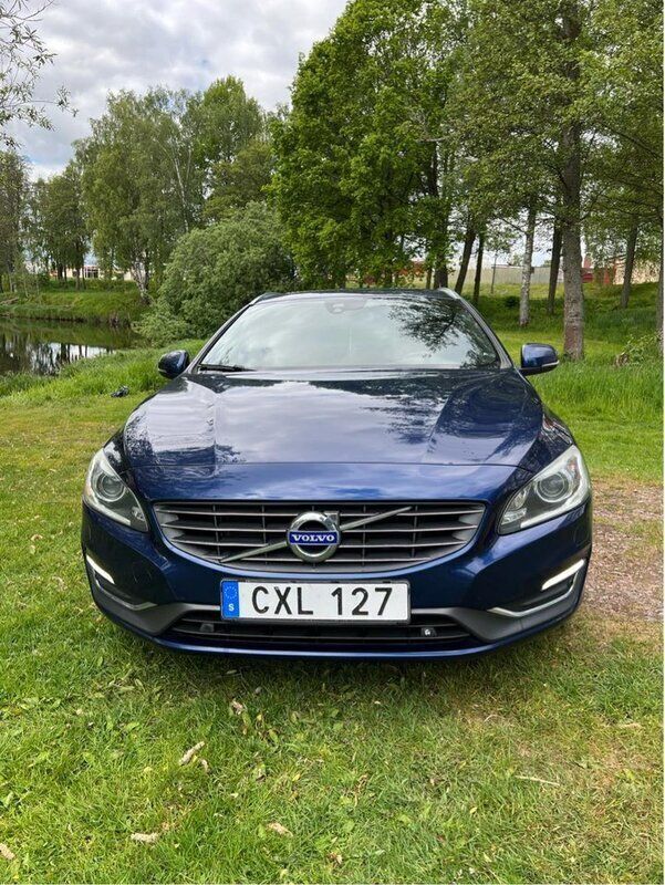 Blå Begagnad 2015 Volvo V60 Momentum Kombi | 134 900 kr (Marknadspris) - Bild 1/4