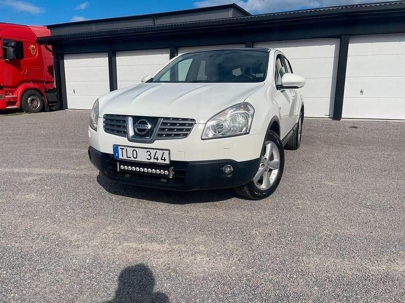 Vit Begagnad 2009 Nissan Qashqai SUV | 57 900 kr (Marknadspris) - Bild 1/4