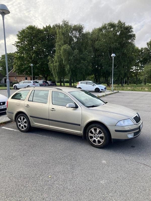 Brun Begagnad 2006 Skoda Octavia Kombi | 10 000 kr (Bra pris) - Bild 1/2
